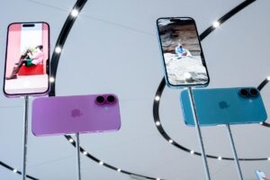 Apple Gets EU Warning to Open Up iPhone Operating System