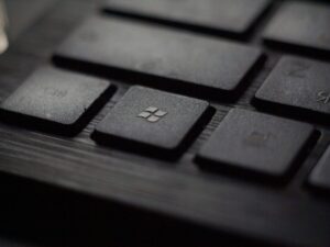 Windows 10 resists its end: usage share climbs while Windows 11’s falls